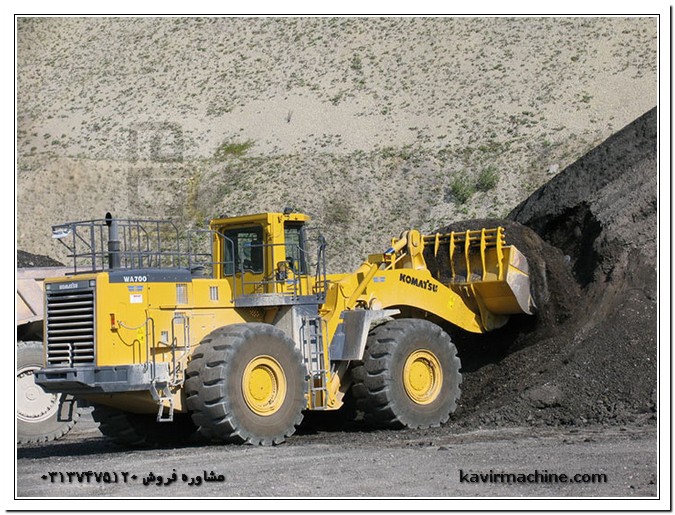 Features Komatsu loader 700-3